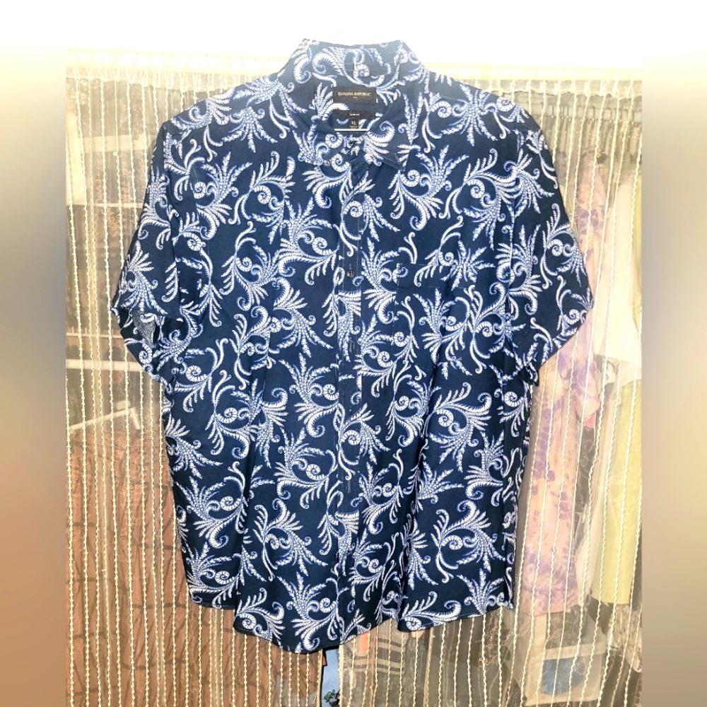 Men's Banana Republic button-down leaf print shirt